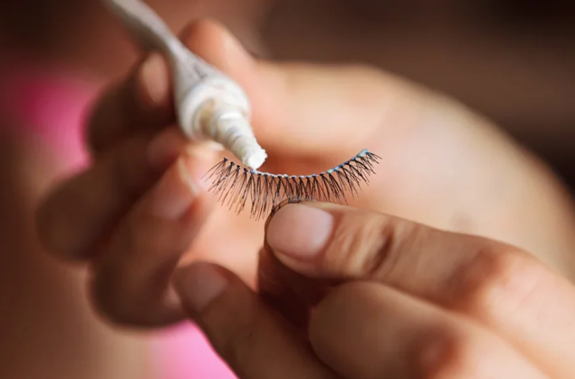The Science of Wimpernkleber: How to Choose the Right Eyelash Glue for Perfect Lashes